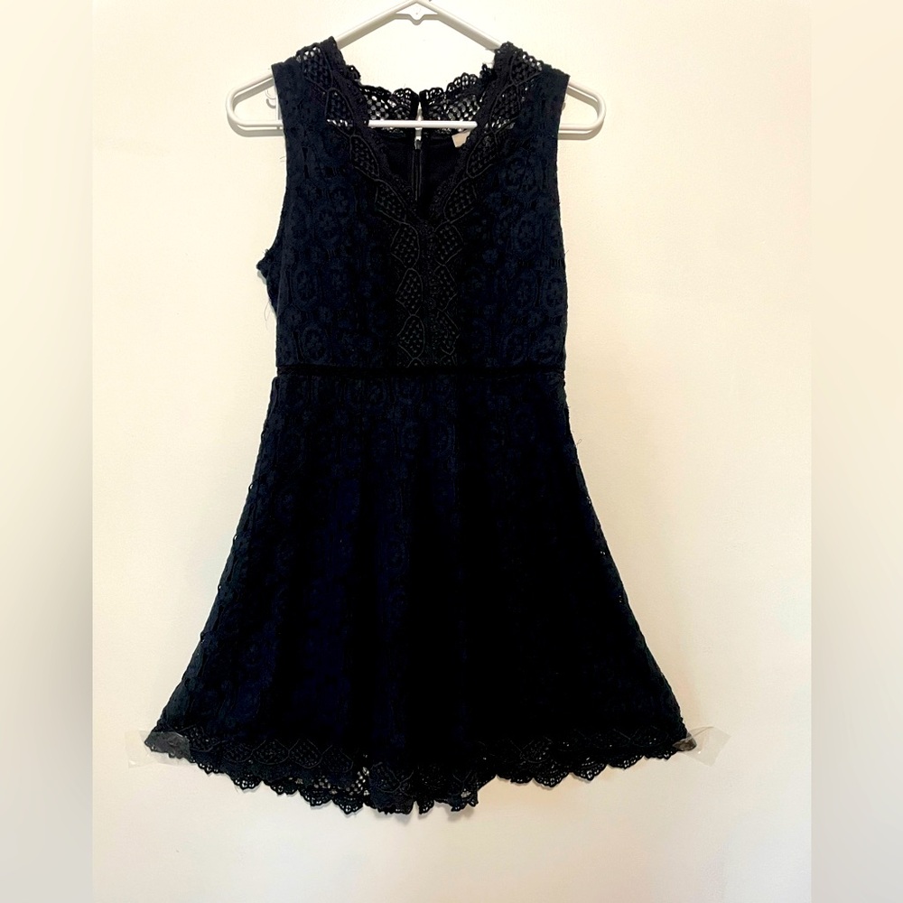 Sleeveless lace dress